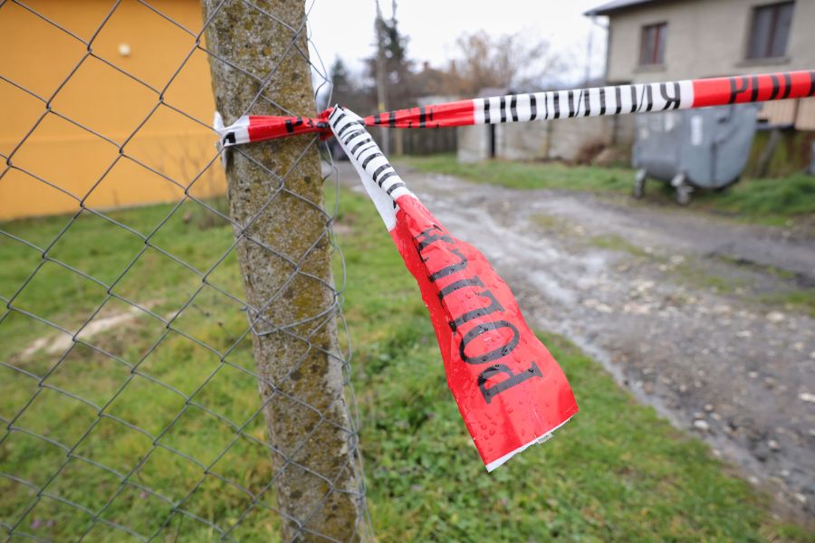 <p>Полиция отцепи района около дома на Ивайло Калушев в село Българи.</p>