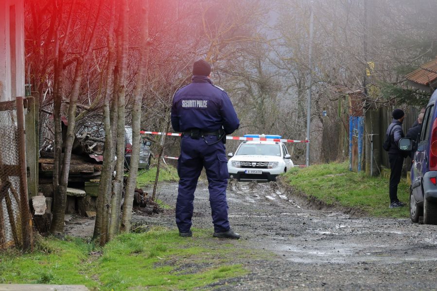 <p>Полиция отцепи района около дома на Ивайло Калушев в село Българи.</p>