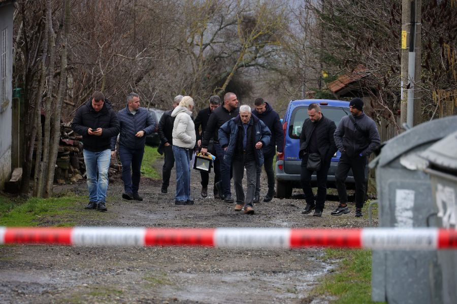 <p>Полиция отцепи района около дома на Ивайло Калушев в село Българи.</p>