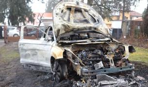 Вижте как маскирани подпалват колата на кмета на Бистрица (ВИДЕО)