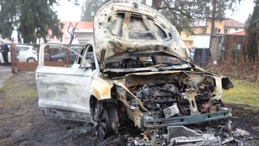 Вижте как маскирани подпалват колата на кмета на Бистрица (ВИДЕО)