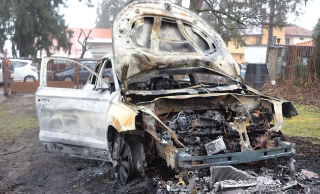 Вижте как маскирани подпалват колата на кмета на Бистрица (ВИДЕО)