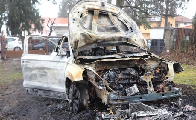 Вижте как маскирани подпалват колата на кмета на Бистрица (ВИДЕО)