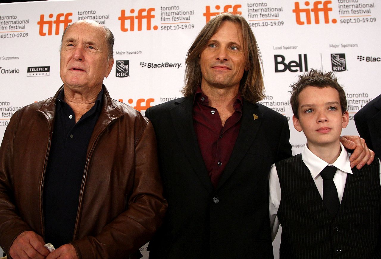 <p>Легендарният актьор Робърт Дювал почина в понеделник на 95-годишна възраст. Той беше известен с участието си в редица високо оценени от критиката проекти през холивудската си кариера, включително шедьоврите &bdquo;Кръстникът&ldquo; и &bdquo;Апокалипсис сега&ldquo;.</p>