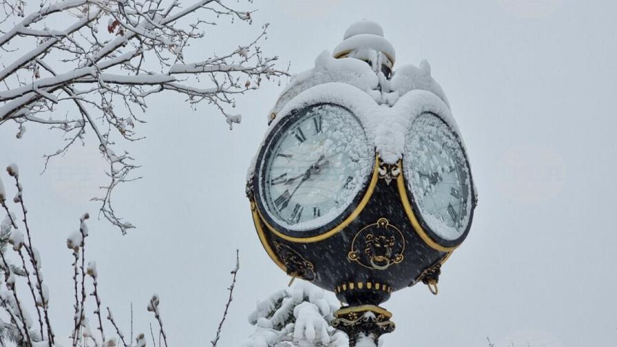 Обилен сняг парализира Букурещ, отменени и пренасочени полети