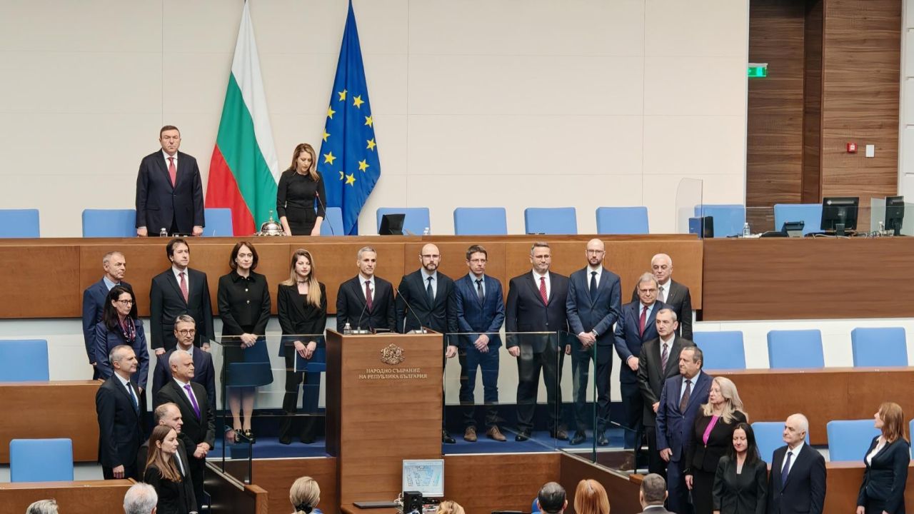 <p>Министрите от служебния кабинет на Андрей Гюров положиха официално клетва пред Народното събрание в присъствието на президента Илияна Йотова.</p>