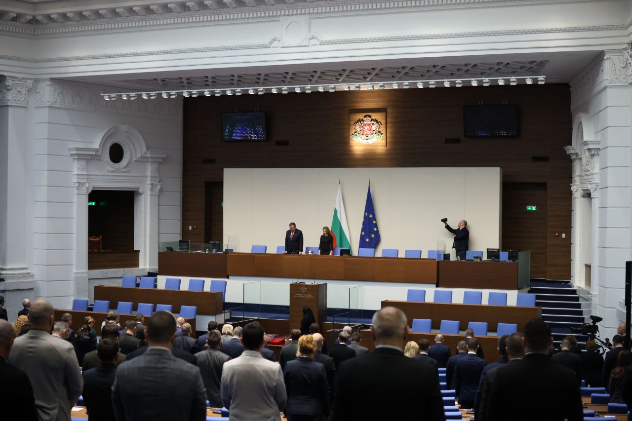 <p>Министрите от служебния кабинет на Андрей Гюров положиха официално клетва пред Народното събрание в присъствието на президента Илияна Йотова.</p>