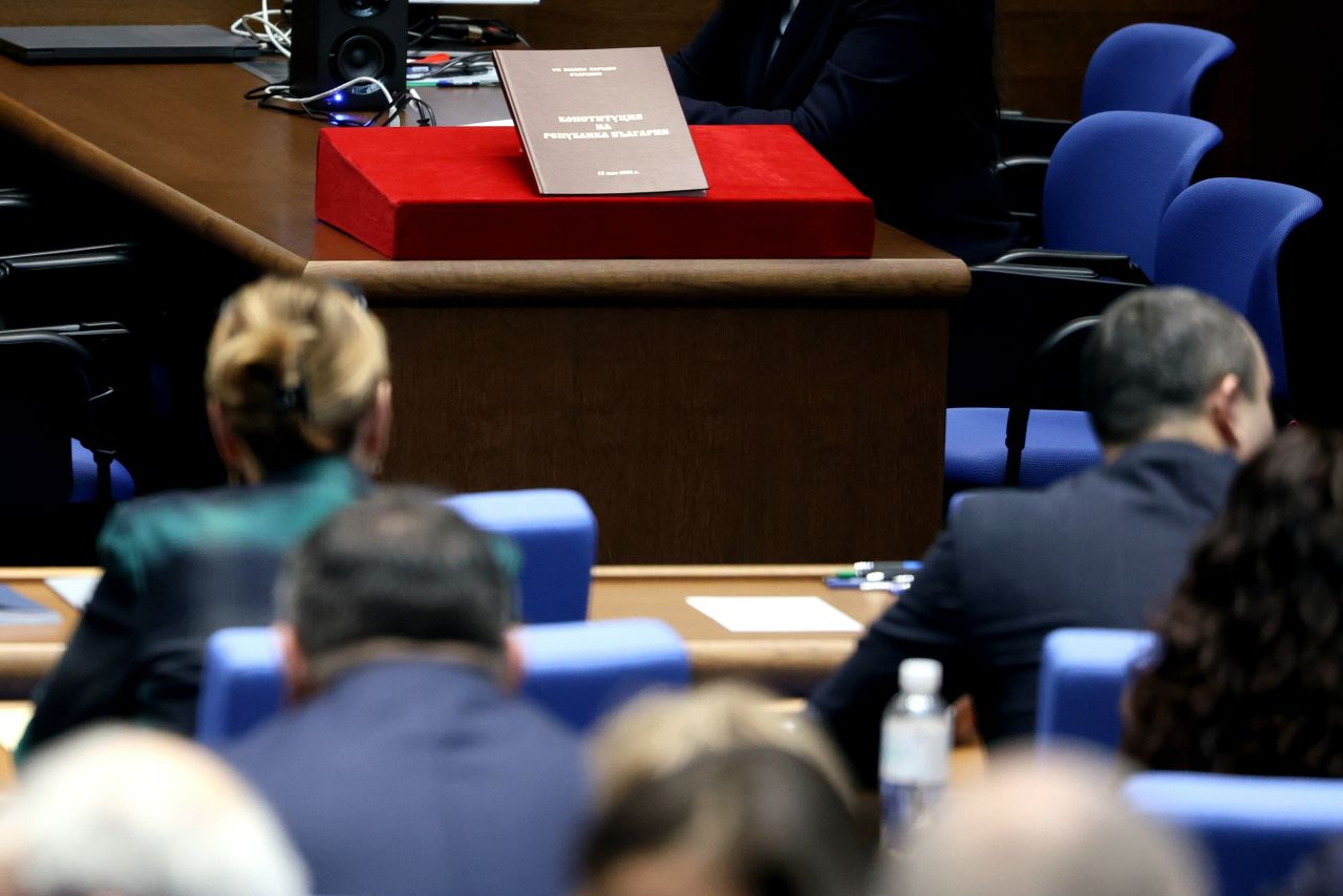 <p>Министрите от служебния кабинет на Андрей Гюров положиха официално клетва пред Народното събрание в присъствието на президента Илияна Йотова.</p>