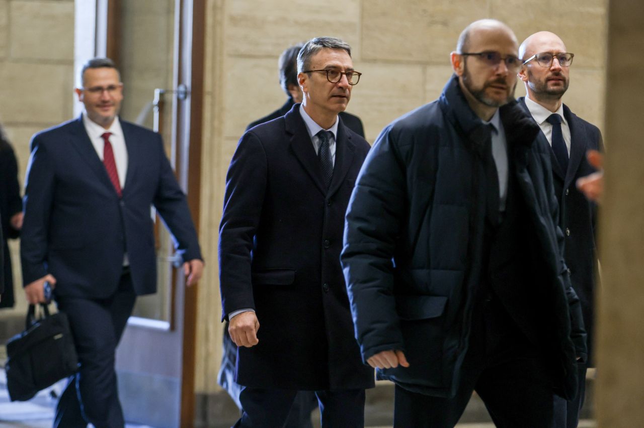 <p>Министрите от служебния кабинет на Андрей Гюров положиха официално клетва пред Народното събрание в присъствието на президента Илияна Йотова.</p>