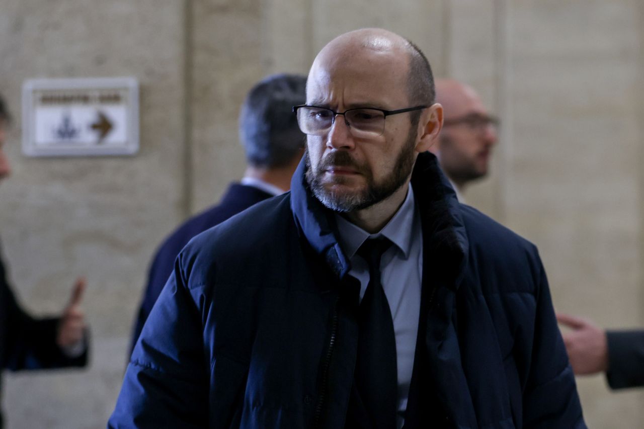 <p>Министрите от служебния кабинет на Андрей Гюров положиха официално клетва пред Народното събрание в присъствието на президента Илияна Йотова.</p>