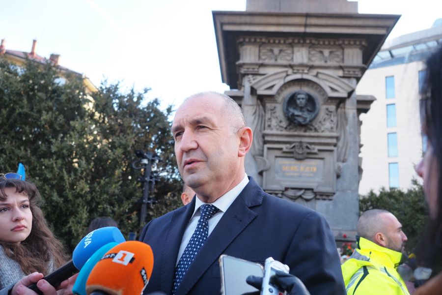 Румен Радев отдаде почит на Васил Левски, докато кабинетът на Андрей Гюров полагаше клетва в Народно събрание на Република България.