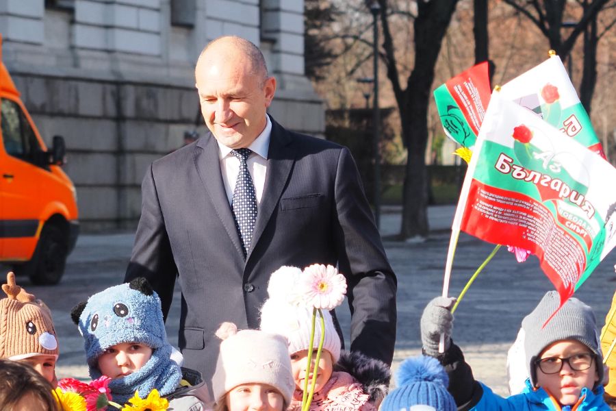 Румен Радев отдаде почит на Васил Левски, докато кабинетът на Андрей Гюров полагаше клетва в Народно събрание на Република България.