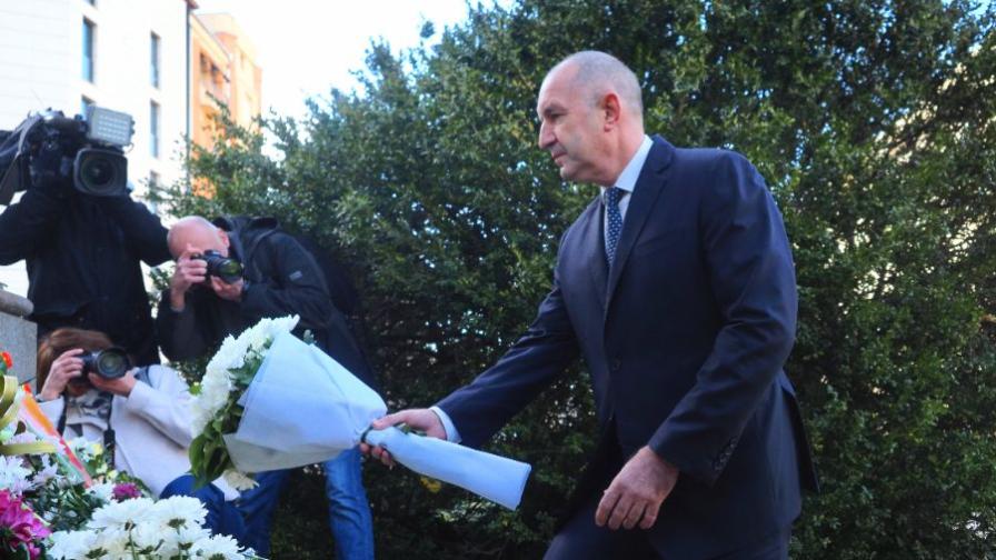 <p>Радев отдаде почит на Васил Левски, кабинетът "Гюров"&nbsp;положи клетва в НС</p>