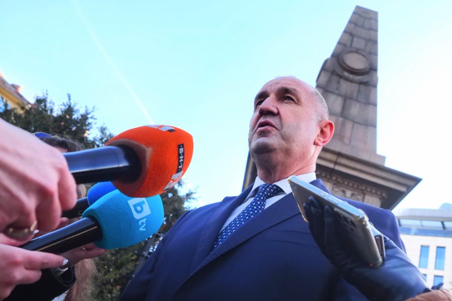 Румен Радев отдаде почит на Васил Левски, докато кабинетът на Андрей Гюров полагаше клетва в Народно събрание на Република България.