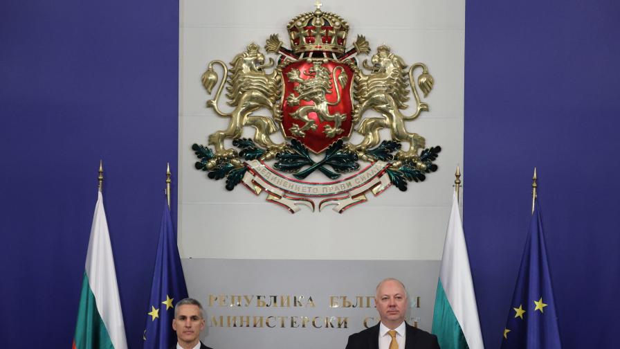 <p>Кабинетът "Гюров" прие властта в МС</p>