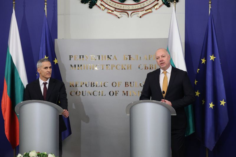 <p>След като кабинетът с премиер Андрей Гюров положи клетва в Народно събрание на Република България, в сградата на Министерски съвет на Република България се провежда официална церемония по приемственост на властта.</p>