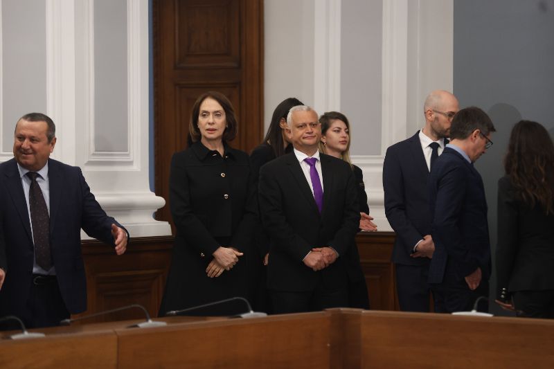 <p>След като кабинетът с премиер Андрей Гюров положи клетва в Народно събрание на Република България, в сградата на Министерски съвет на Република България се провежда официална церемония по приемственост на властта.</p>