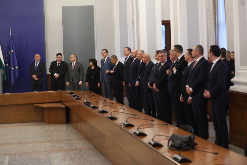 <p>След като кабинетът с премиер Андрей Гюров положи клетва в Народно събрание на Република България, в сградата на Министерски съвет на Република България се провежда официална церемония по приемственост на властта.</p>