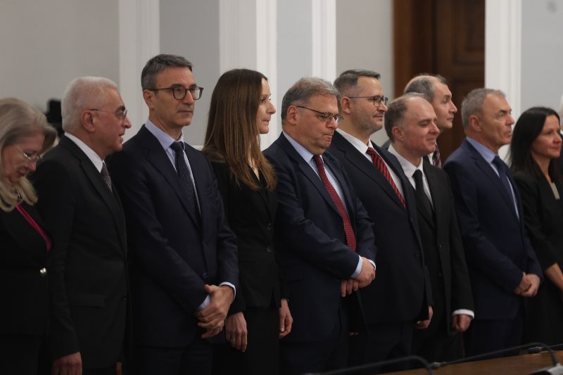 <p>След като кабинетът с премиер Андрей Гюров положи клетва в Народно събрание на Република България, в сградата на Министерски съвет на Република България се провежда официална церемония по приемственост на властта.</p>