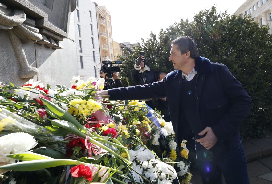 ПФК Левски поднесe цветя пред паметника на Апостола1