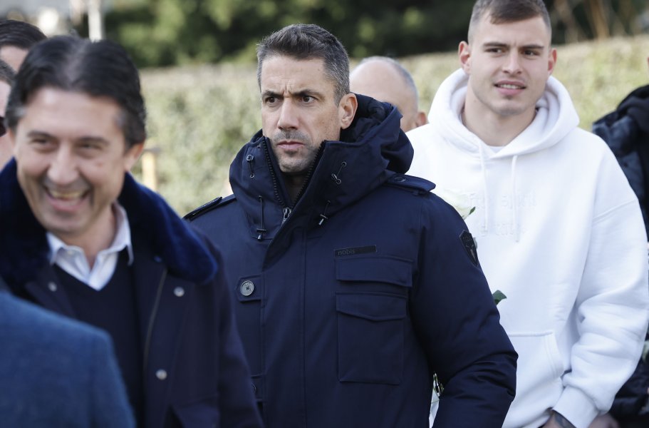 ПФК Левски поднесe цветя пред паметника на Апостола1