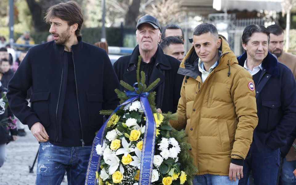 ПФК Левски поднесe цветя пред паметника на Апостола1