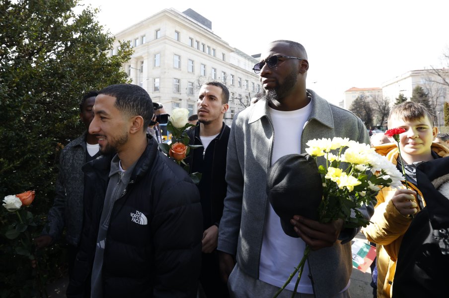 ПФК Левски поднесe цветя пред паметника на Апостола1