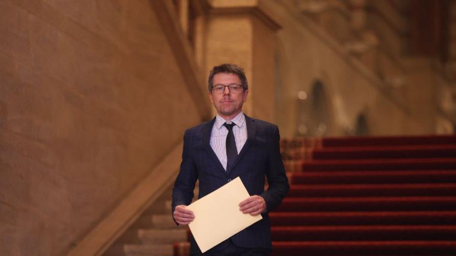 <p>Ден след клетвата - първа оставка в служебния кабинет</p>