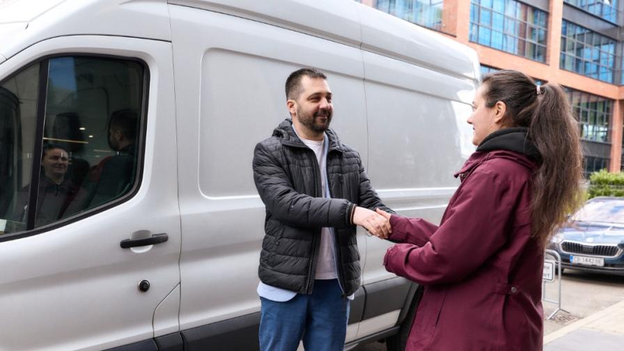 Цветин Йорданов – Мениджър на Kaizen Gaming за България връчва дарението на Мариана Костова, създател на Фондация „Добро за всеки“