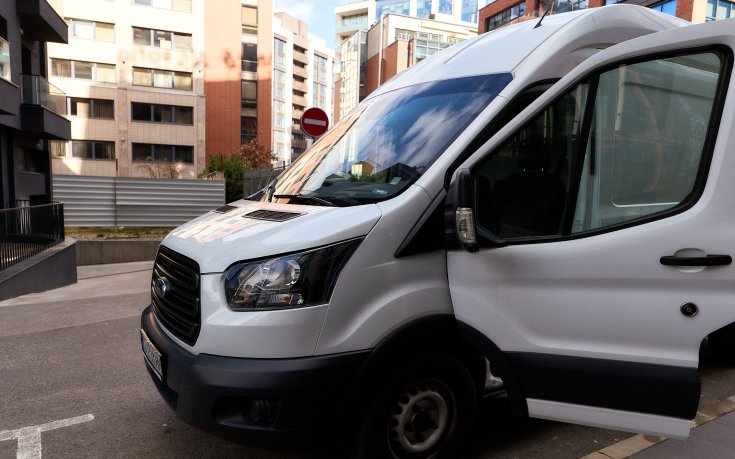 Бусът, закупен като част от дарението