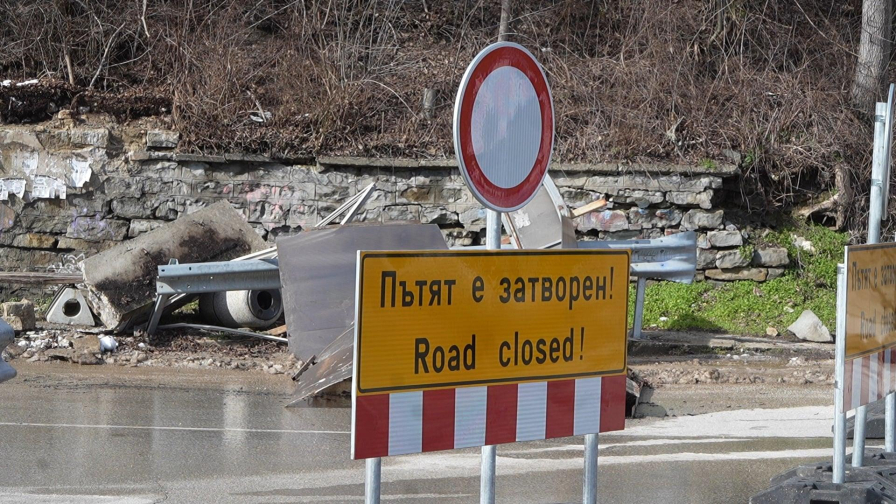 Свлачище се стовари върху автобусна спирка във Велико Търново