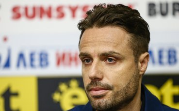 Любимец 13 слиза от голямата сцена със зрелищно шоу