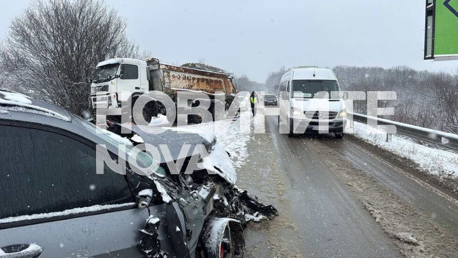 Снегорин и кола катастрофираха на пътя София - Варна