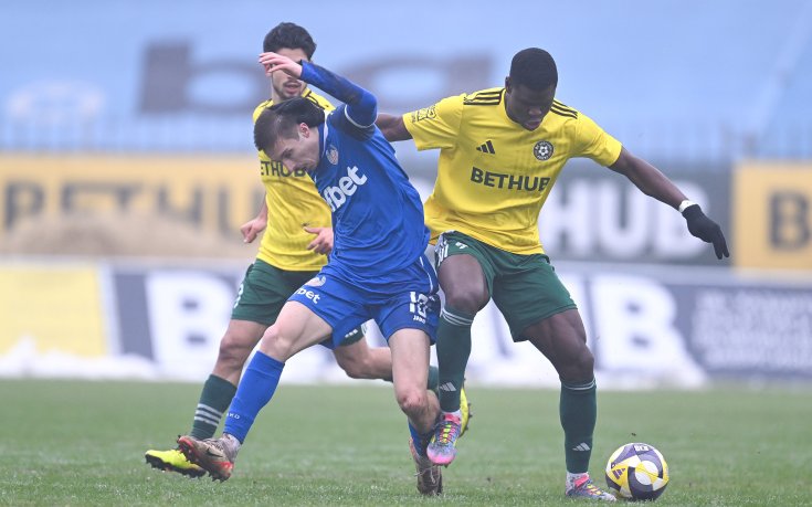 НА ЖИВО: Добруджа 1:0 Монтана, домакините поведоха от дузпа