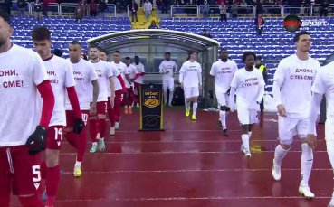 Футболистите на ЦСКА и Славия излязоха с тениски в подкепа на фен на ''червените''