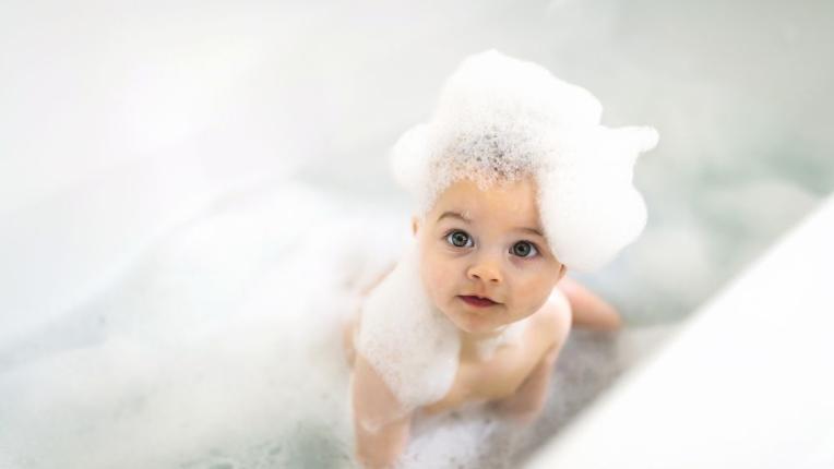 Каква трябва да бъде температурата на <b>водата</b> за къпане на бебе?