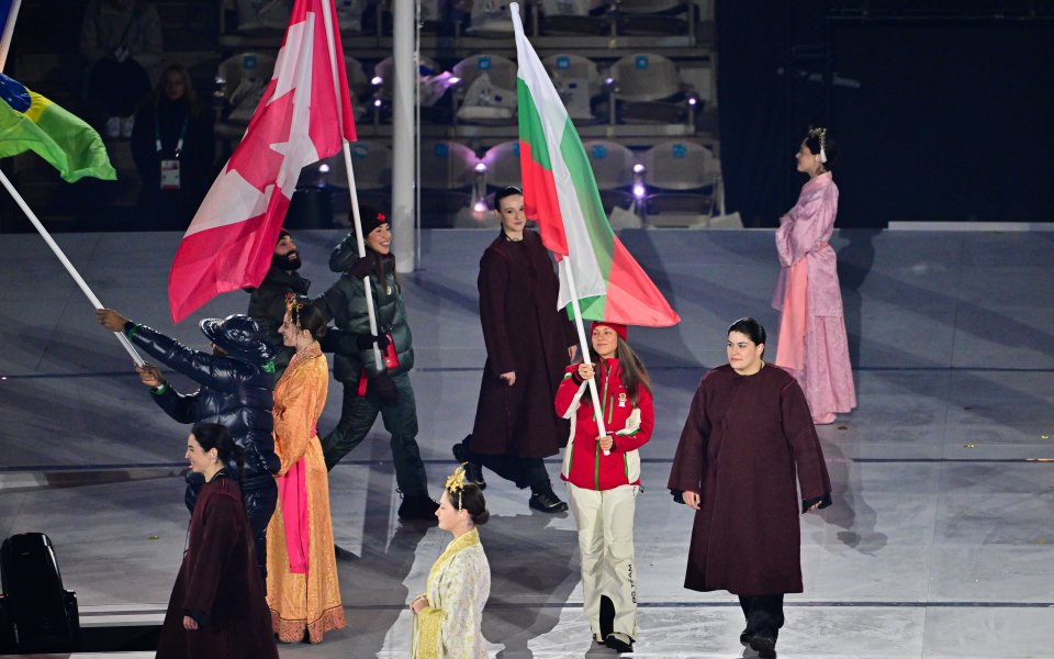Олимпийският огън загасна! Лора Христова развя българския флаг в 