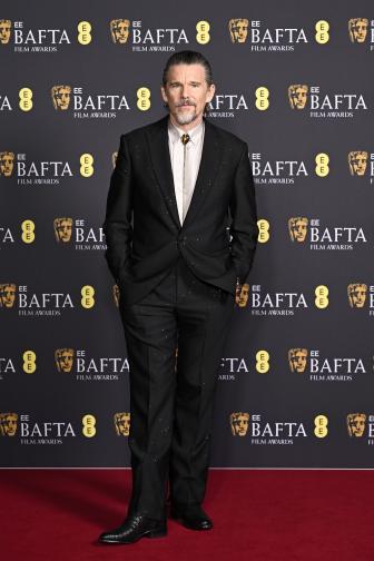 БАФТА зле облечени