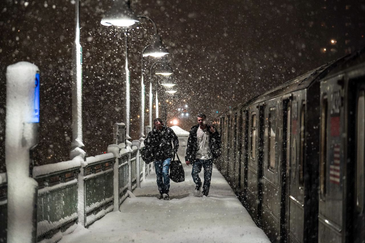 Градът, който никога не спи, спря: Снежната стихия в Ню Йорк в снимки
