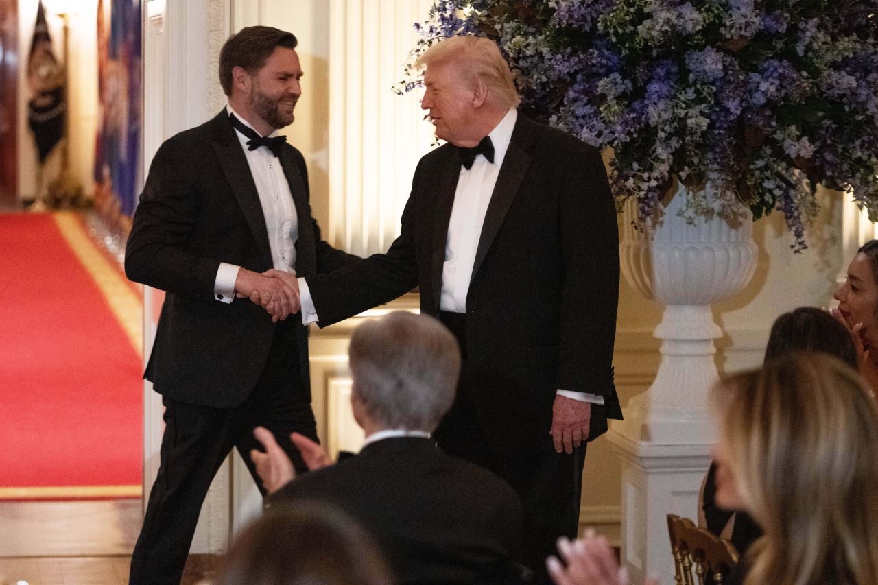 <p>Вечеря под обсада: Тръмп атакува съда и демократите по време на банкет в Белия дом</p>