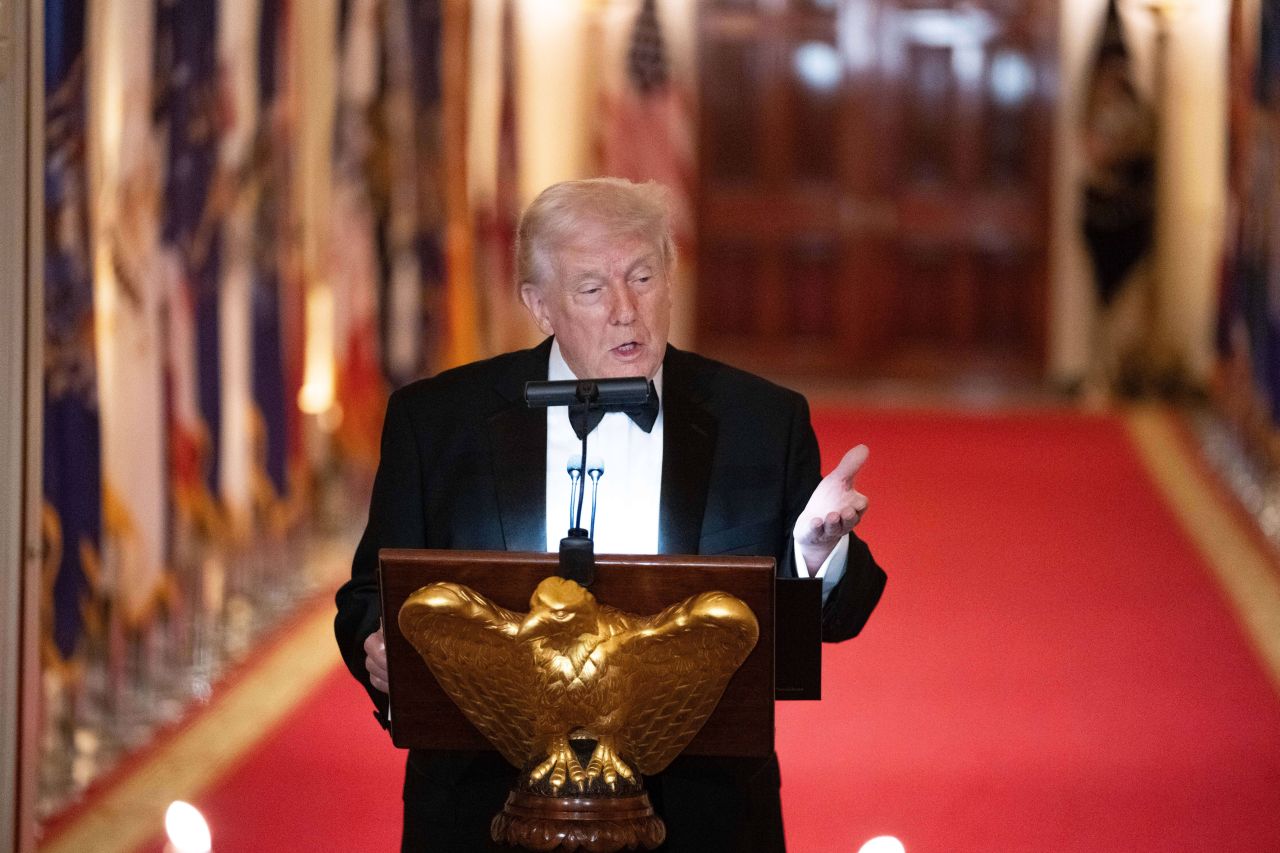 <p>Вечеря под обсада: Тръмп атакува съда и демократите по време на банкет в Белия дом</p>