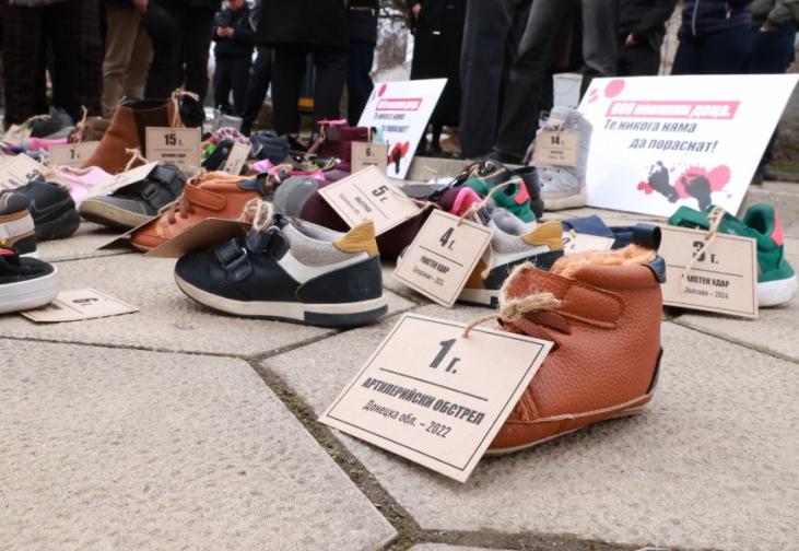 С детски обувки на тротоара до руското посолство отбелязваме четири