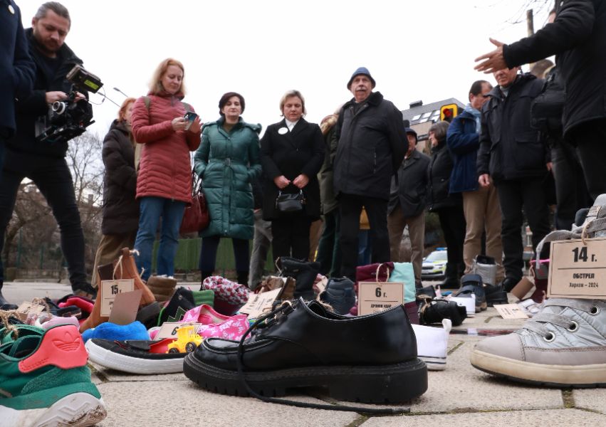 <p>С детски обувки на тротоара до руското посолство отбелязваме четири години от началото на войната в Украйна.</p>