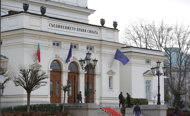 България изразява подкрепа за Украйна с осветяване на историческата сграда на НС