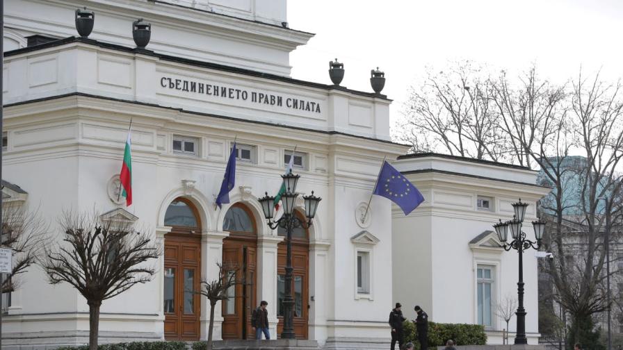 България изразява подкрепа за Украйна с осветяване на историческата сграда на НС