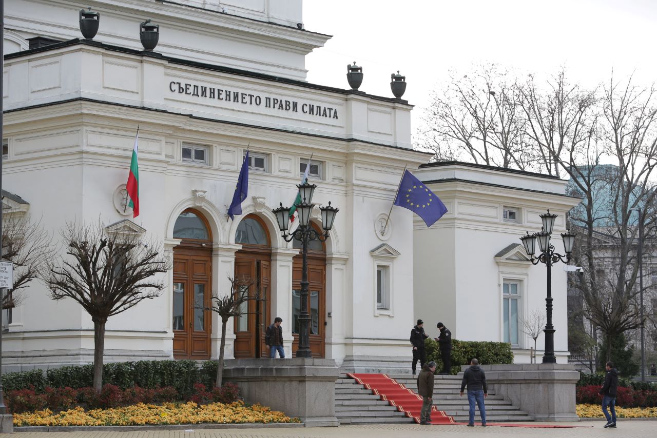 България изразява подкрепа за Украйна с осветяване на историческата сграда на НС