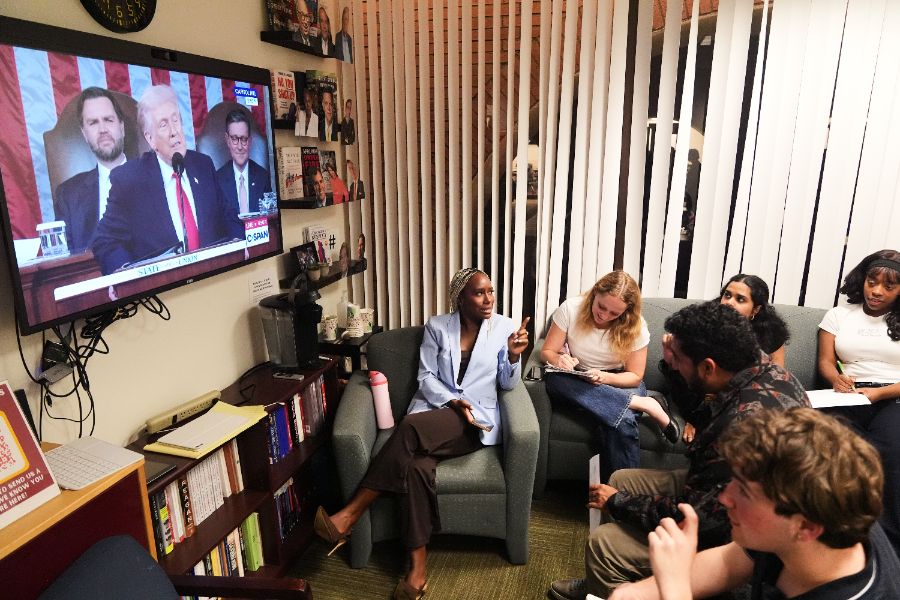 <p>Президентът на САЩ Доналд Тръмп се похвали в обръщението си &bdquo;За състоянието на Съюза&ldquo;, че е предизвикал бум на работните места и производството в страната, като същевременно налага нов световен ред в чужбина &ndash; с надеждата, че представянето на дълъг списък с постижения може да противодейства на спада на рейтинга му, предаде Асошиейтед Прес.</p>