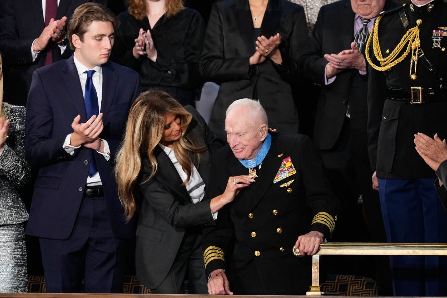 <p>Президентът на САЩ Доналд Тръмп се похвали в обръщението си &bdquo;За състоянието на Съюза&ldquo;, че е предизвикал бум на работните места и производството в страната, като същевременно налага нов световен ред в чужбина &ndash; с надеждата, че представянето на дълъг списък с постижения може да противодейства на спада на рейтинга му, предаде Асошиейтед Прес.</p>