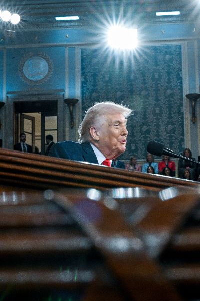 <p>Президентът на САЩ Доналд Тръмп се похвали в обръщението си &bdquo;За състоянието на Съюза&ldquo;, че е предизвикал бум на работните места и производството в страната, като същевременно налага нов световен ред в чужбина &ndash; с надеждата, че представянето на дълъг списък с постижения може да противодейства на спада на рейтинга му, предаде Асошиейтед Прес.</p>