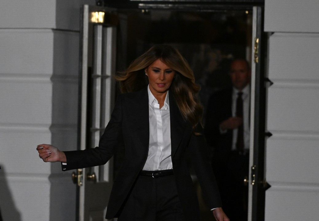 <p>Мелания Тръмп демонстрира бизнес елегантност с костюм на Dolce &amp; Gabbana по време на речта &bdquo;За състоянието на Съюза&ldquo; през 2026 г., подчертавайки своите лични каузи чрез избора на гости и затвърждавайки ролята си на модна икона с дипломатическо излъчване.</p>